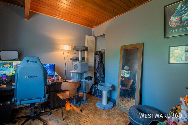 Building Photo - 4334 N Clarendon Ave