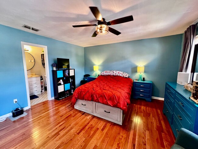 Building Photo - Beautiful End Unit Townhouse