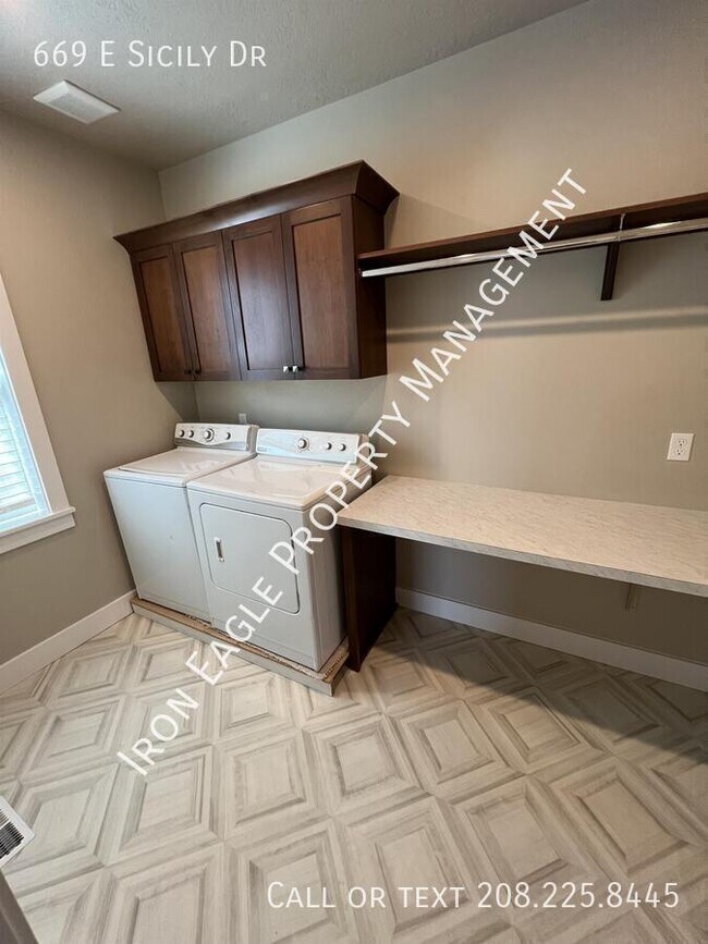 Building Photo - 669 E Sicily Dr