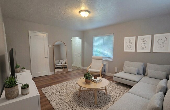Building Photo - 1 Bed 1 Bath Main Level (no neighbors above or below) Apartment within Walking Distance to Whole ...