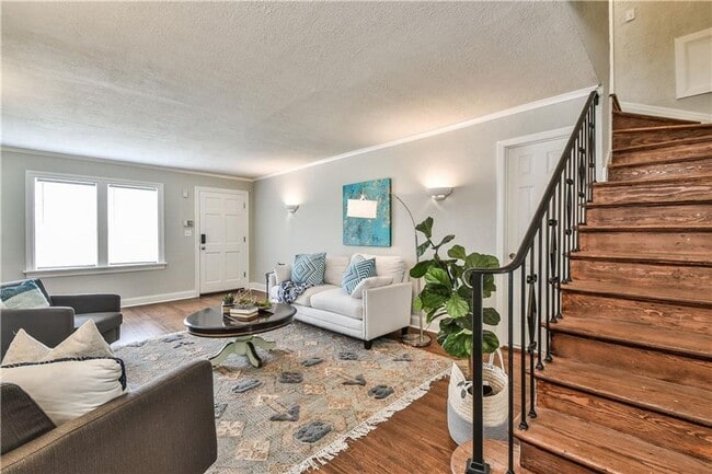 Building Photo - Beautifully Remodeled 4 Bedroom Home near ...