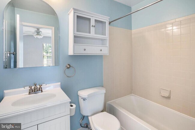 Building Photo - 3395 Lakeside View Dr