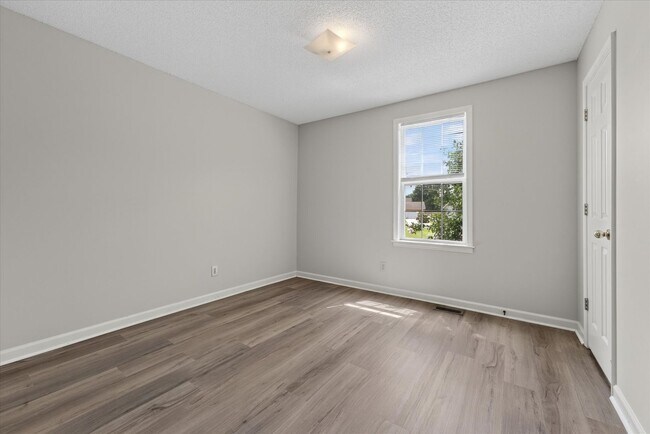 Building Photo - Three Bedroom in Sango!
