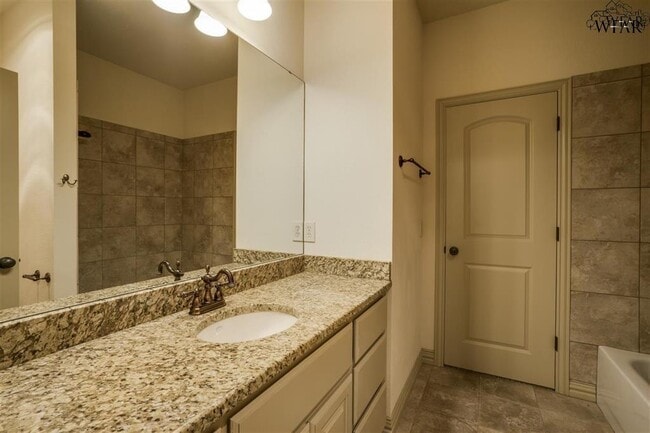 Building Photo - 8 Maplewood Ct