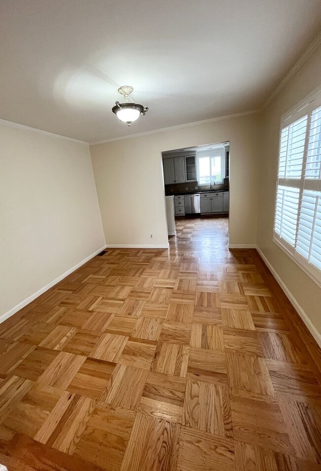 Building Photo - Spacious and Centrally Located, Pet Friend...