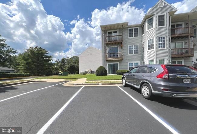 Building Photo - Beautiful Updated 2 bd 2 bth Penthouse Con...