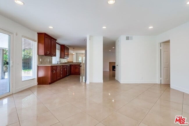 Building Photo - 687 Mt Carmel Dr