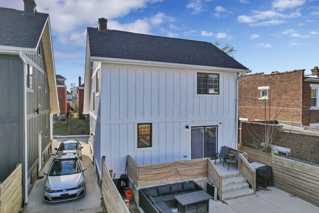 Building Photo - 1466 Hamlet St