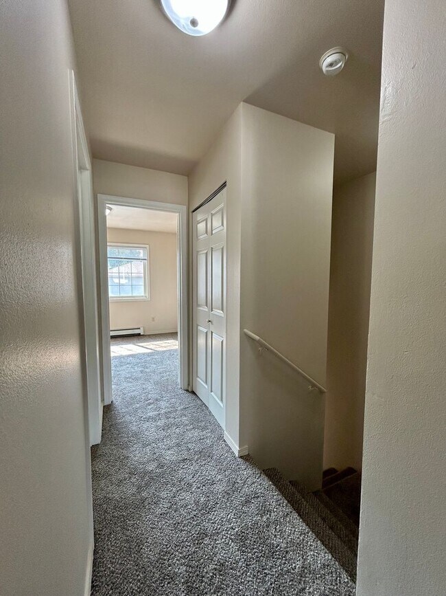 Building Photo - 2 Bedroom Condo with Washer/Dryer in Home