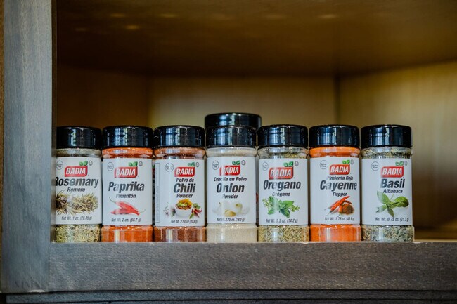 Building Photo - 736 W Rider Dr