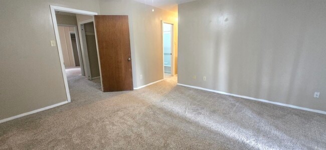 Building Photo - 411 Shadow Oaks Dr