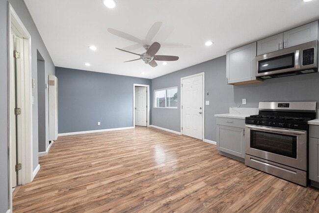 Building Photo - * LOW SECURITY DEPOSIT * Recently Renovate...