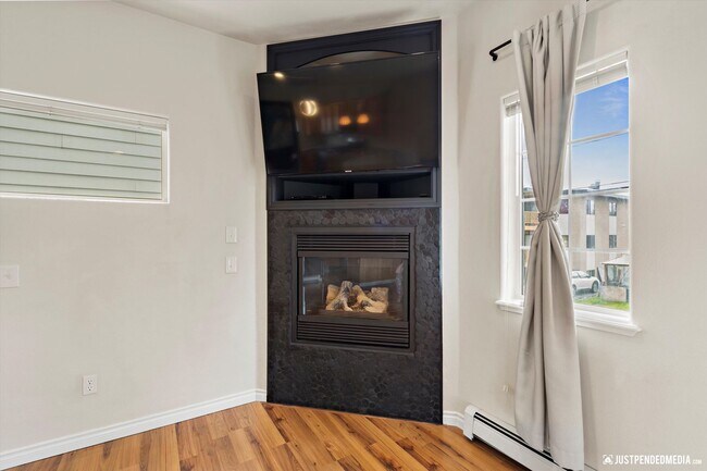 Building Photo - Modern & Stylish Townhome!