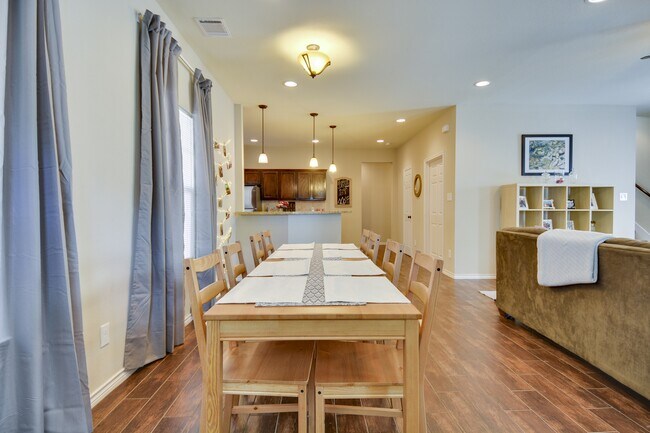 Building Photo - 601 Highlands St