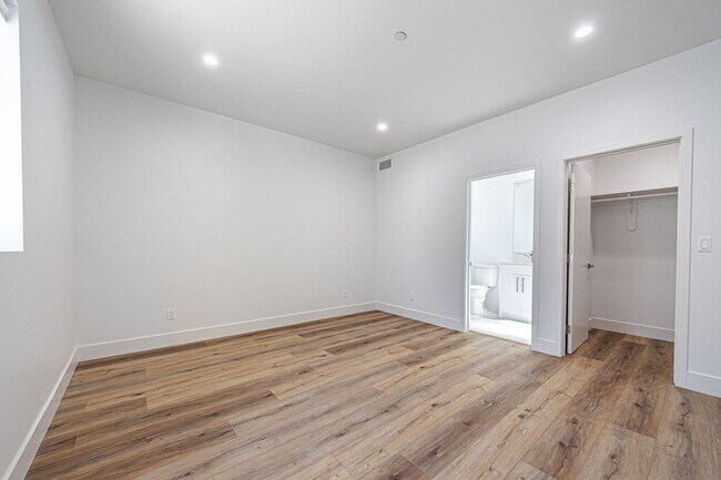 Building Photo - 4445 1/2 Auckland Ave