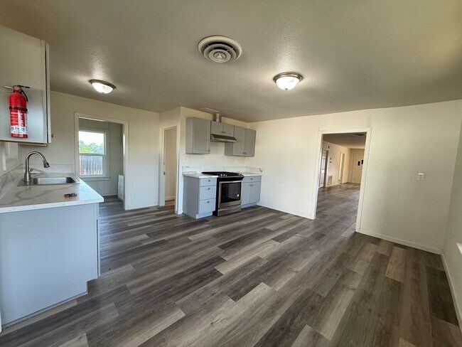 Building Photo - Updated Country Home with Shop!!