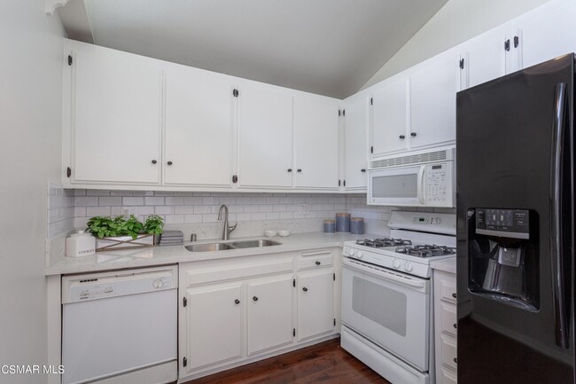 Building Photo - 31573 Lindero Canyon Rd