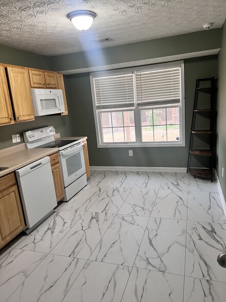 Kitchen - 70 Trelawney Dr