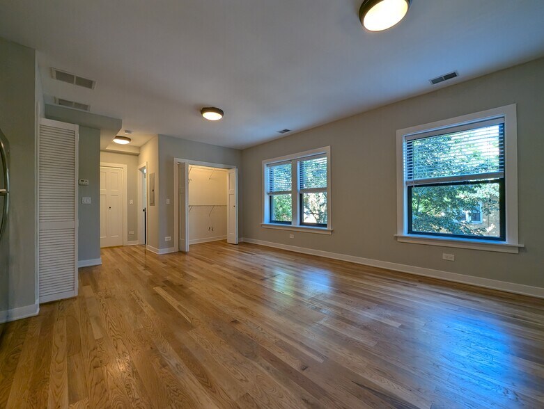 Building Photo - 2203 W Eastwood Ave