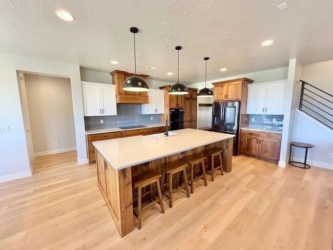 Building Photo - Beautiful Modern 5 Bedroom Home!! Furnished or Unfurnished option!!