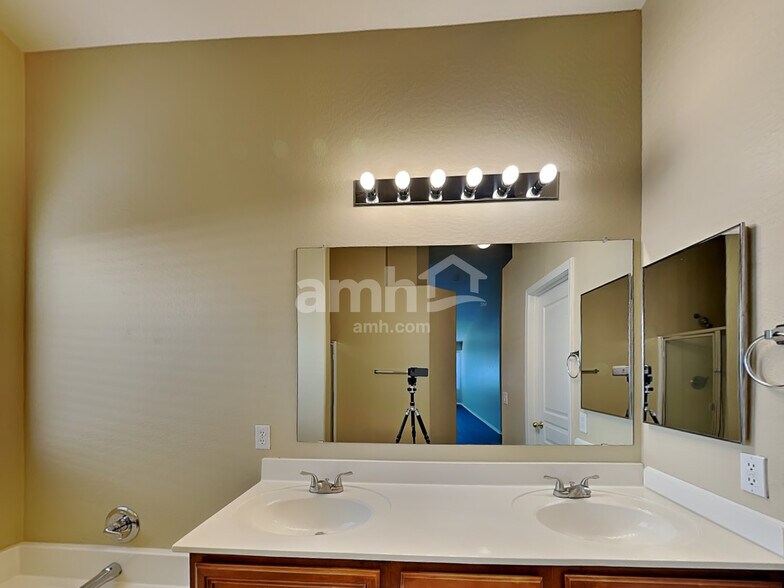 Building Photo - 16261 W Hope Dr