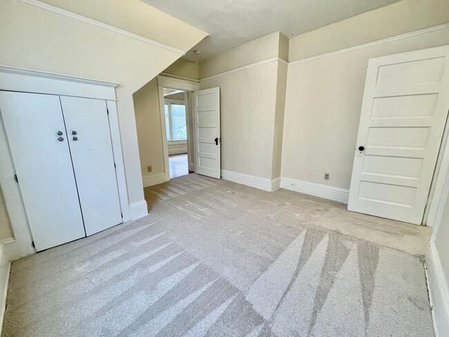 Building Photo - Large Queen Anne 2 Bedroom - Excellent Loc...