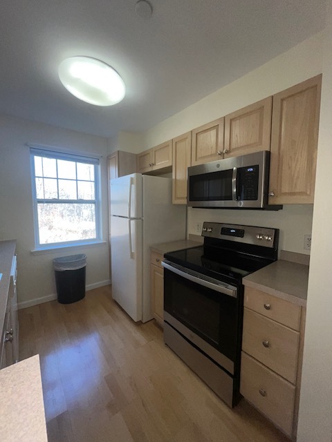 Newer Range /Microwave - 300 Woodcrest Ln