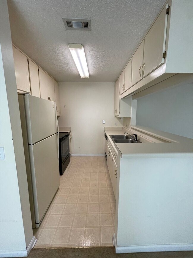 Building Photo - Briarwood Townhomes - End Unit!
