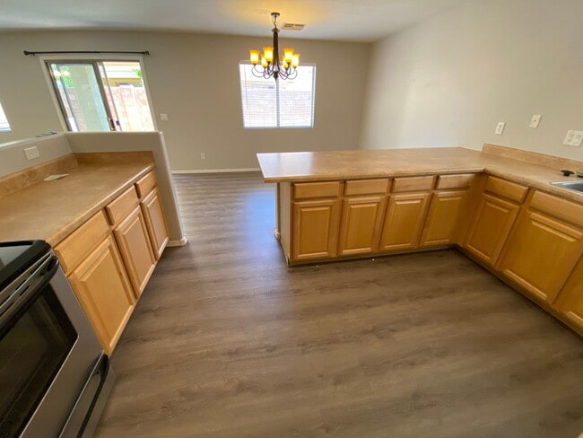 Building Photo - 4 Bedroom, 3 bath, two story with loft in ...