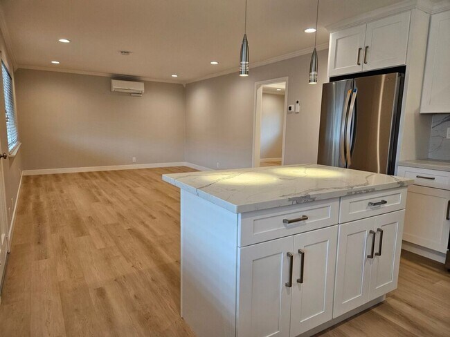 Building Photo - Updated Top Floor 2 Bedroom/1 Bathroom Apa...