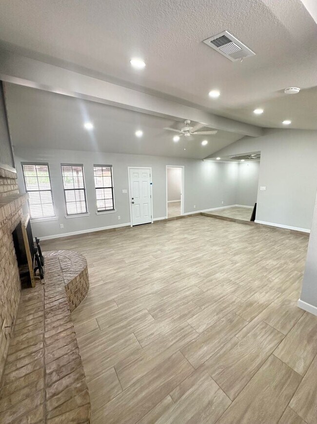 Building Photo - Fully Remodeled 3 Bedroom 2 Bathroom For Rent