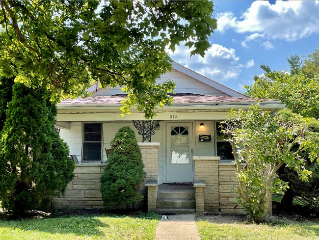 Building Photo - 3 bed/1 bath home near Upland Brewery avai...