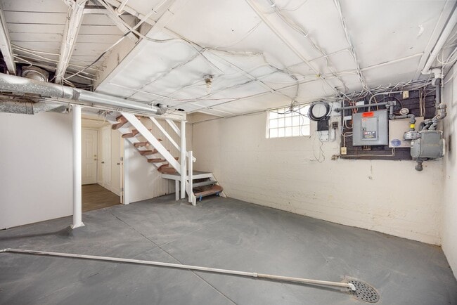 Building Photo - Renovated 3 bedroom minutes from Hyde Park!