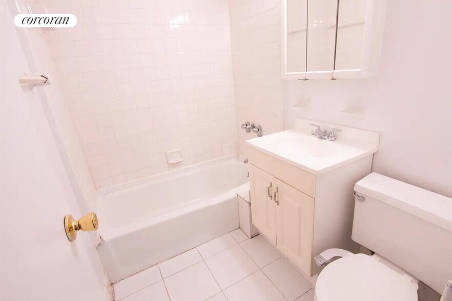 Building Photo - 310 W 89th St