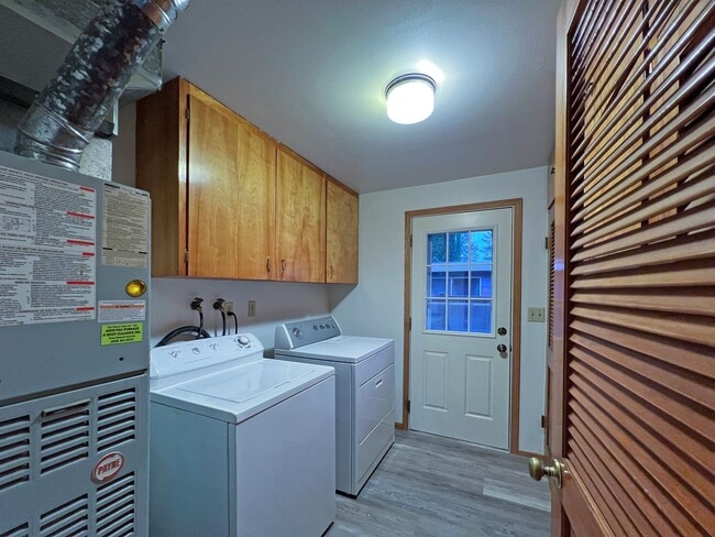 Building Photo - Adorable Three Bedrooom in Edgewood