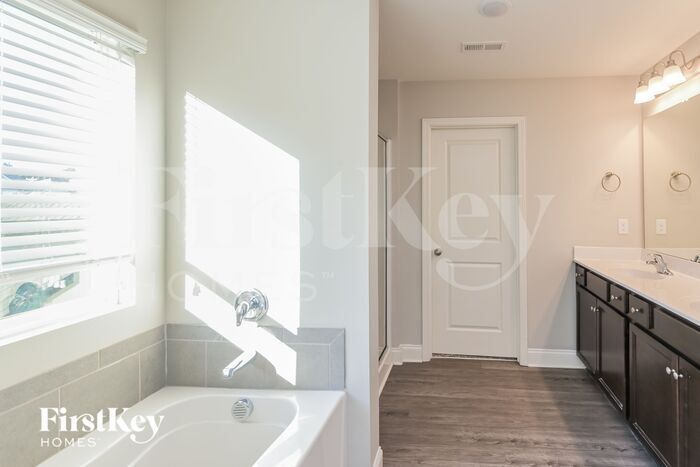 Building Photo - 9220 Evans Creek Ct