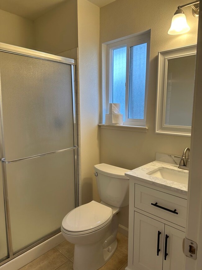 Building Photo - Woodcreek Cutie! 2bedroom 2bathroom
