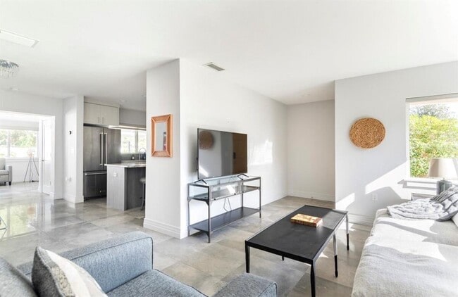 Building Photo - 1205 W Adalee St