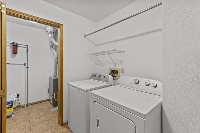 Building Photo - 103 E Miller Ct