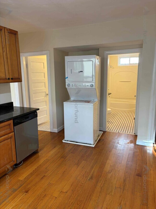 Building Photo - 27 Florence St