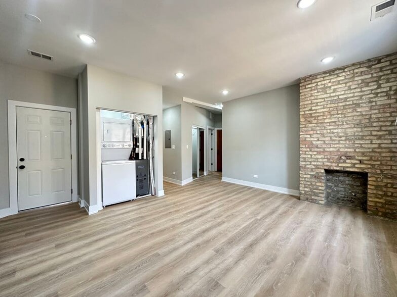 Building Photo - 443 W Belden Ave