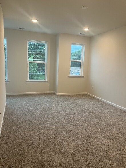 Building Photo - 1105 Greenwich Dr