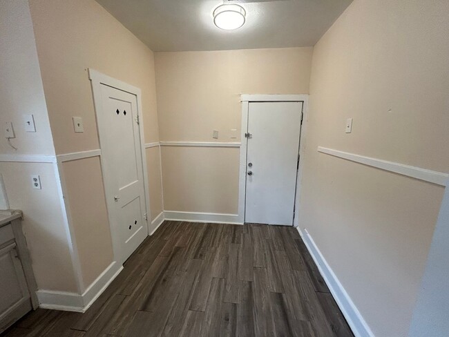 Building Photo - COMING SOON! 1 Bedroom /1 Bath Unit with F...