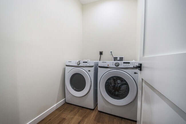 Building Photo - Ultra-Luxury Brand New 2 bed/2.5 bath and ...