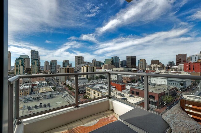 Building Photo - San Diego VIEW UNIT! Downtown  Gaslamp Quarter Three Weeks FREE Furnished  Studio -Available NOW!