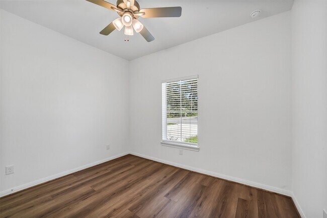 Building Photo - 13614 Pine Dr
