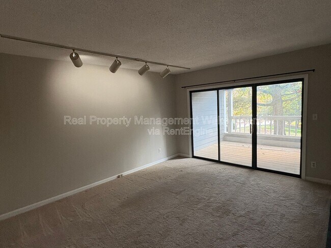 Building Photo - 700 Bishops Park Dr