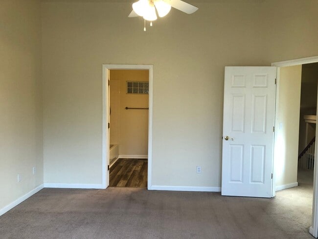 Building Photo - Bright and Open 3 Bed 3 Bath Townhome in Gated Peak View Villas