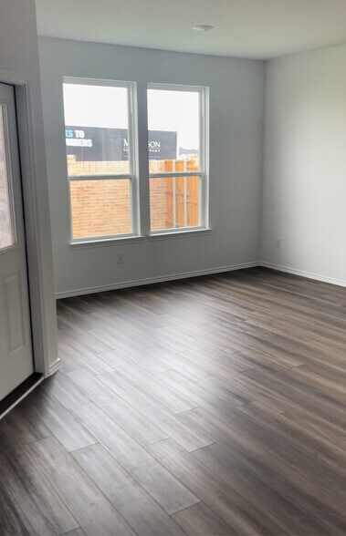 Building Photo - 1004 Marigold St