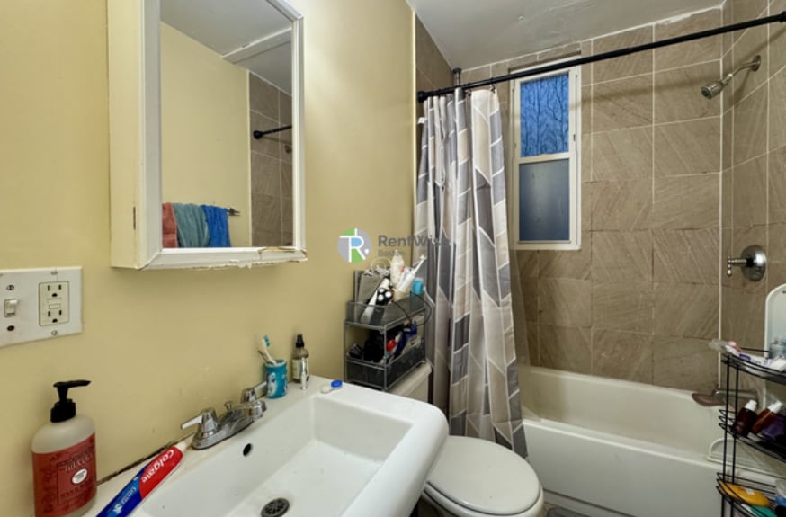 Building Photo - 731 Parker St